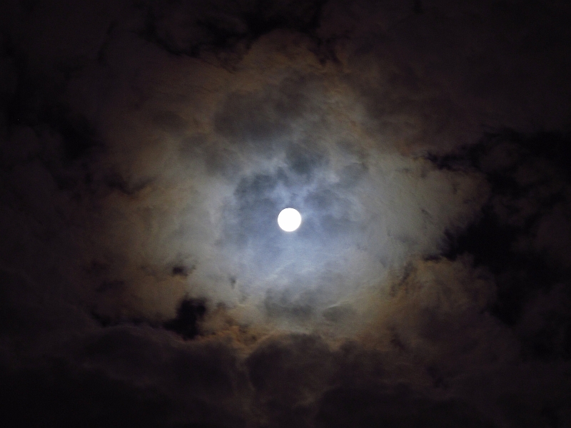 月の彩雲