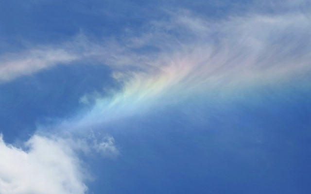環水平アーク。虹色の巻雲 環水平アーク。虹色の巻雲