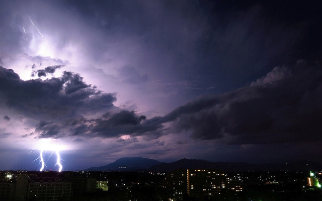 夜空を照らす稲妻 夜空を照らす稲妻