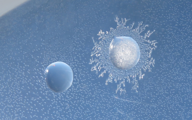 飛行機の窓についた水滴と凍った水滴