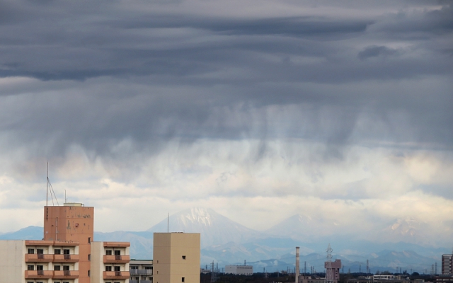 日光男体山を背景に尾流雲