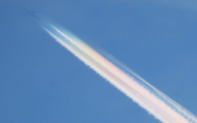 かすかに色づく飛行機雲