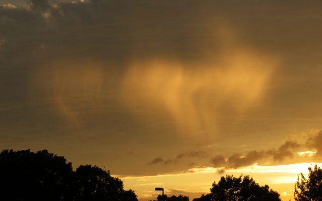 黄金色に輝く雨と雲